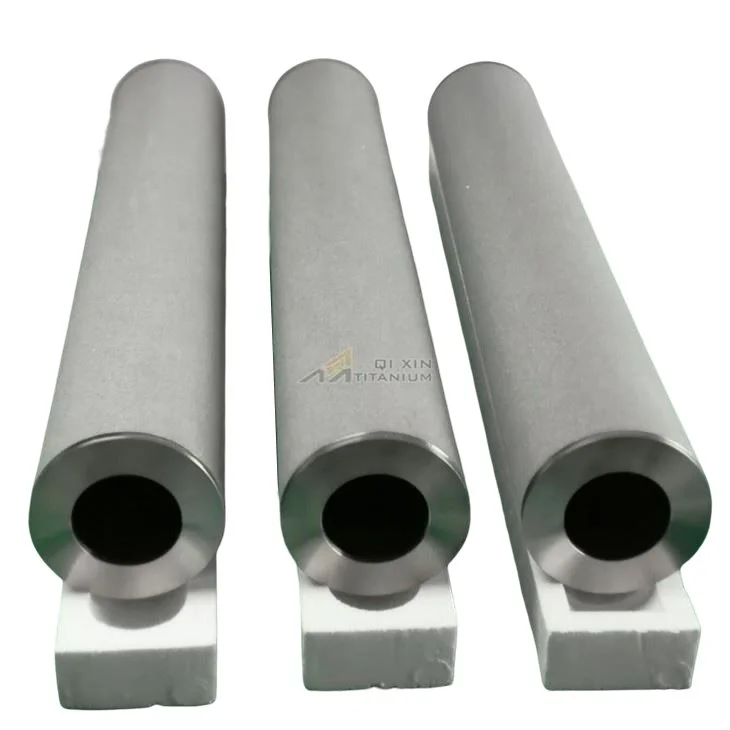 What is the typical pore size range for sintered porous metal filters for the food and beverage?